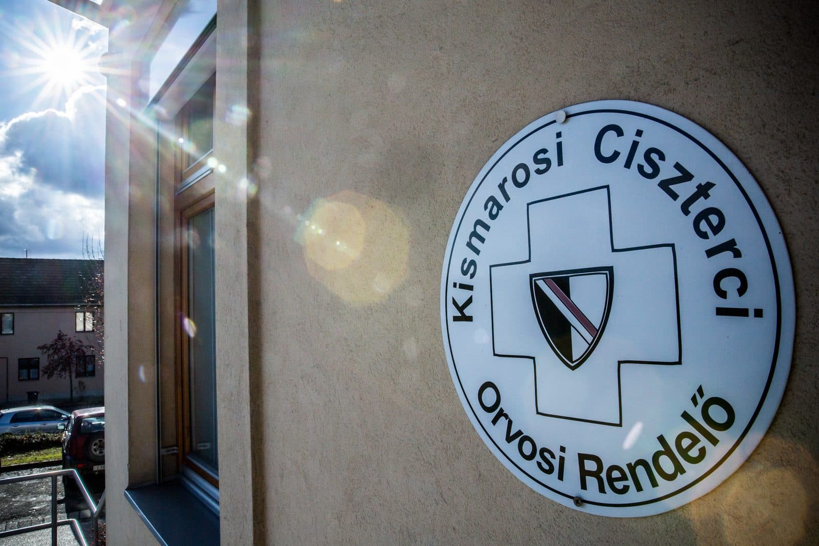 A Kismarosi Ciszterci Orvosi Rendelő táblája az épület falán