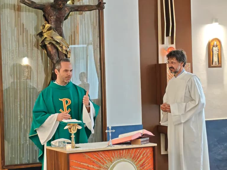 Szentmise a kápolnában John atyával
