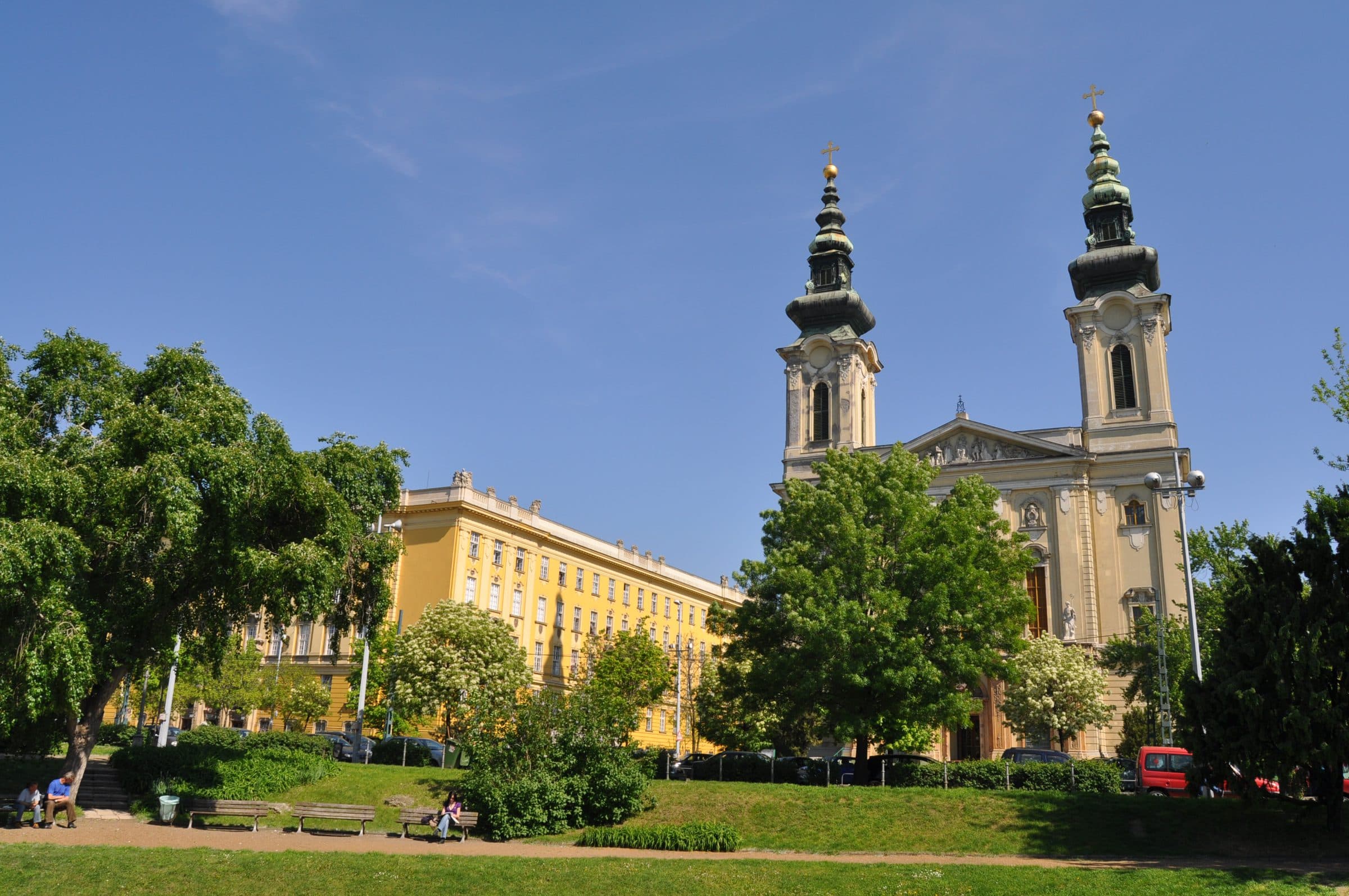 Budai Ciszterci Szent Imre Gimnázium — A Szent Imre-templom és a főépület a park felől