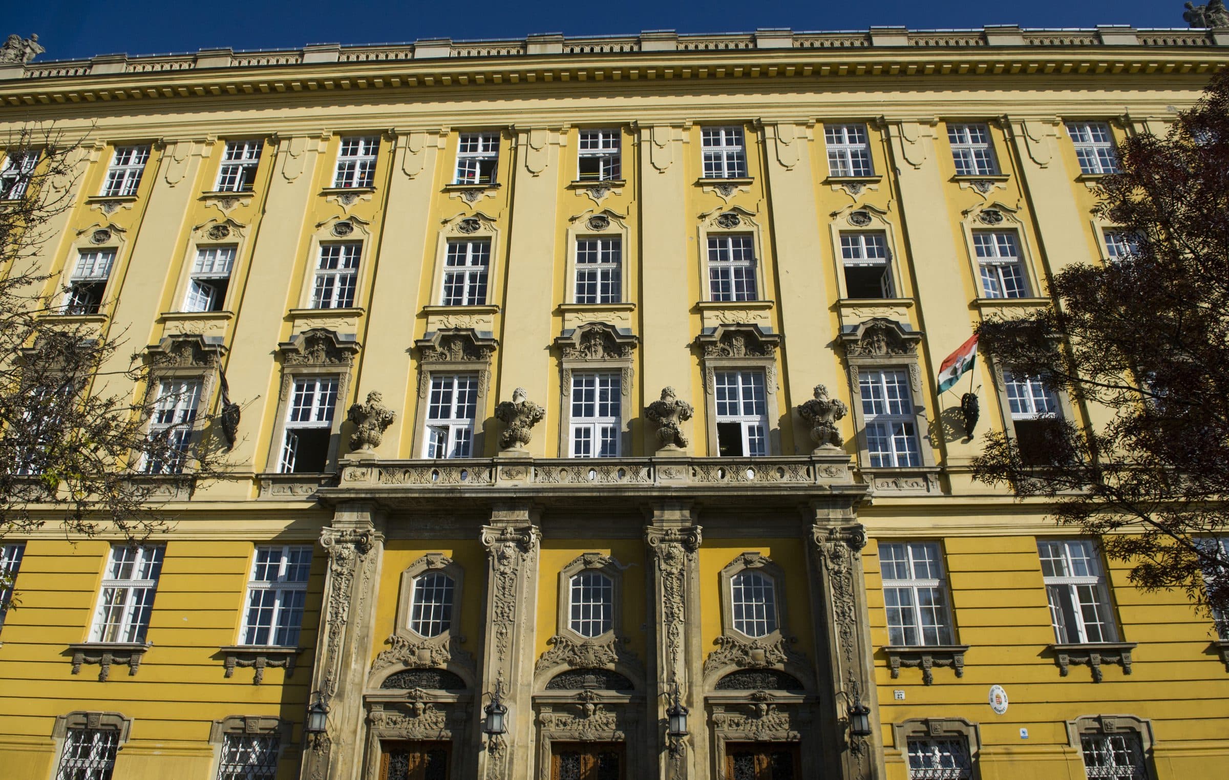 A főépület barokk homlokzata a főbejárattal