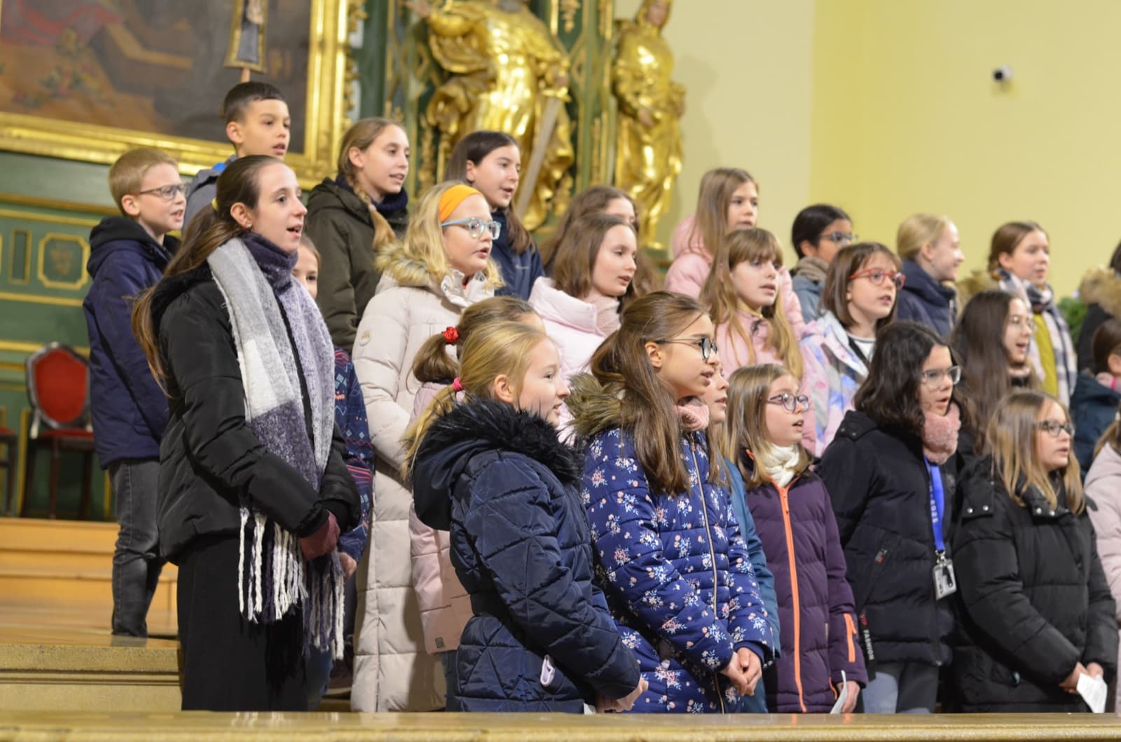 A gyerekkar tagjai éneklés közben