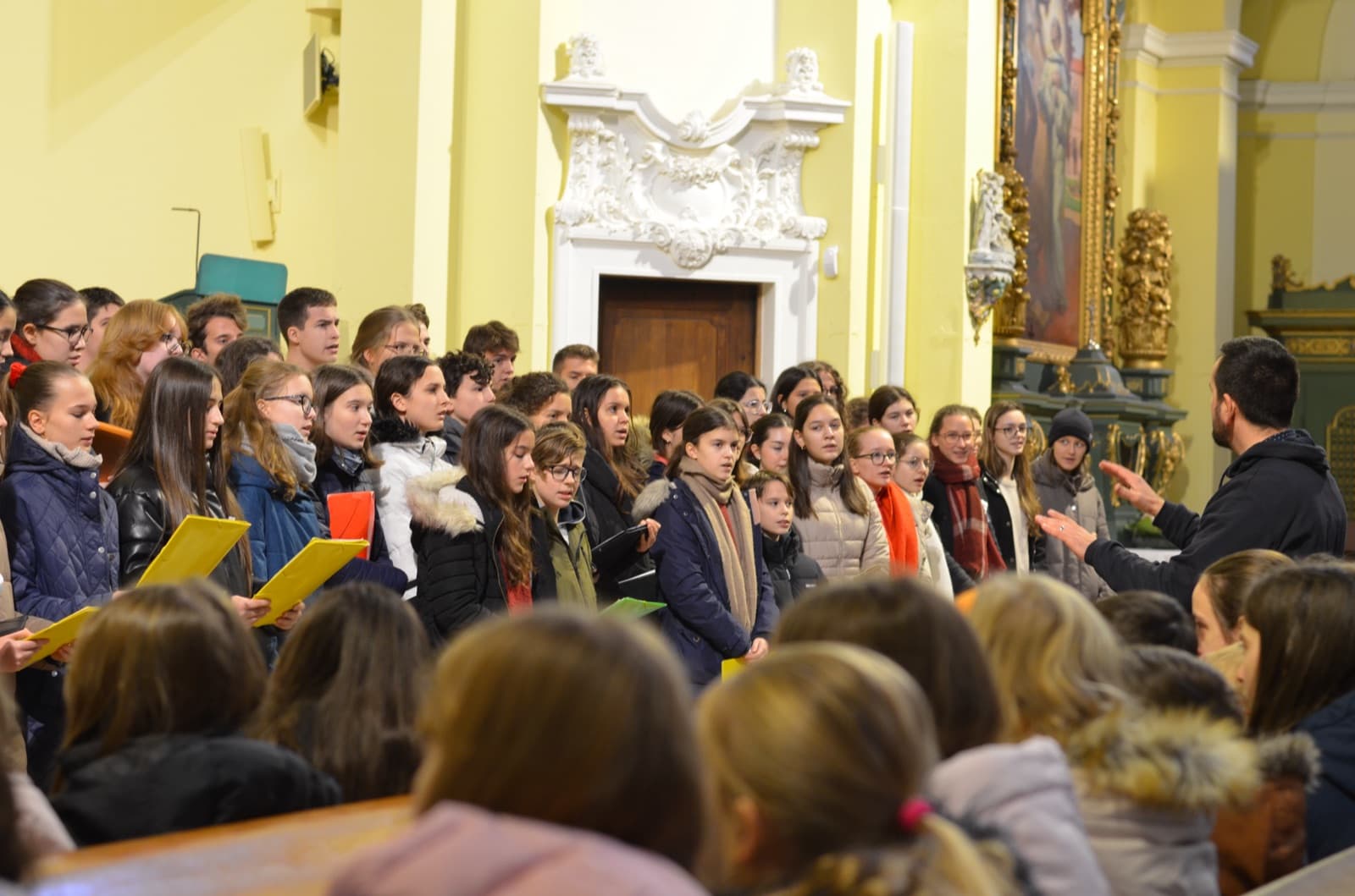 A vegyeskar próbája a templomban